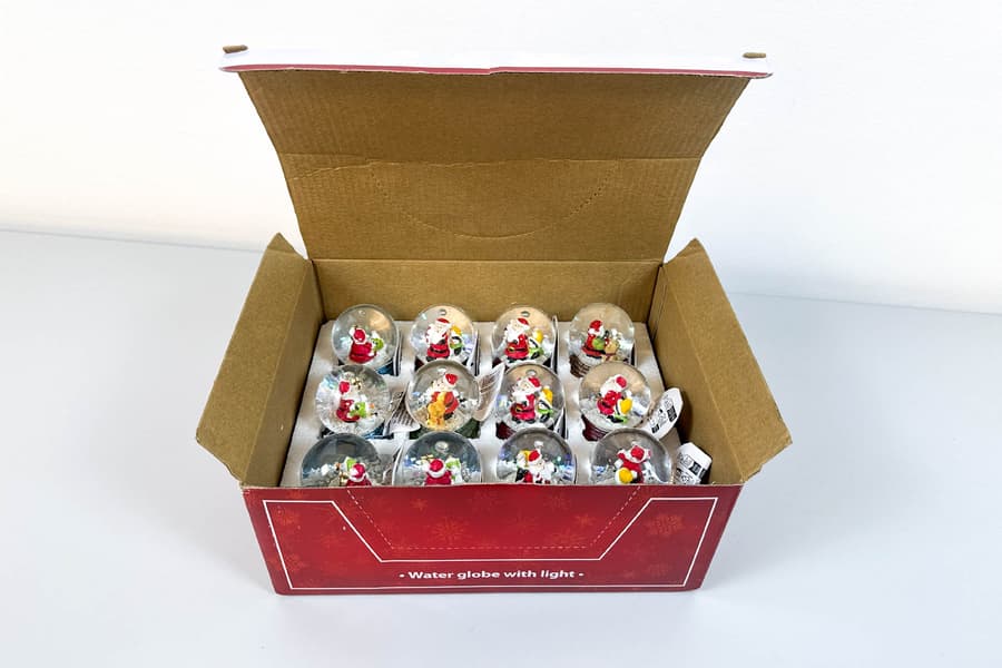 Display mit 12 LED Schneekugeln